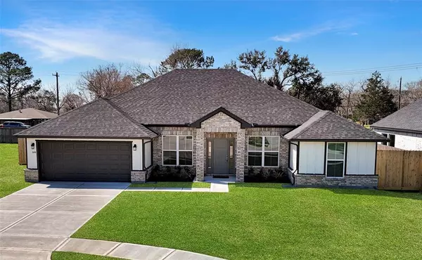 608 Greystone LN, Angleton, TX 77515