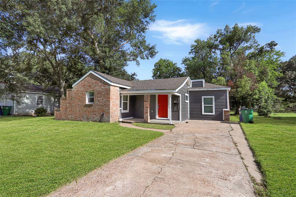 710 E Magnolia ST, Angleton, TX 77515