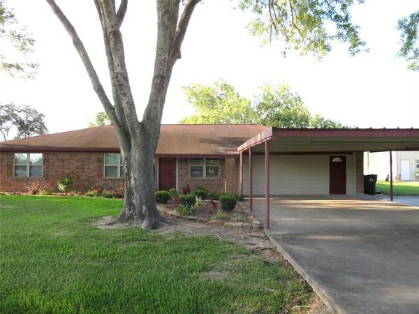 472 Becky ST, El Campo, TX 77437