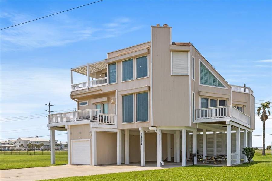 19131 Kahala DR, Galveston, TX 77554