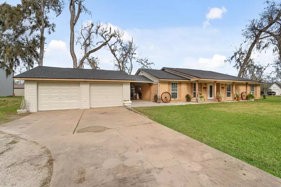 400 Pecan Estates RD #C616R, Angleton, TX 77515