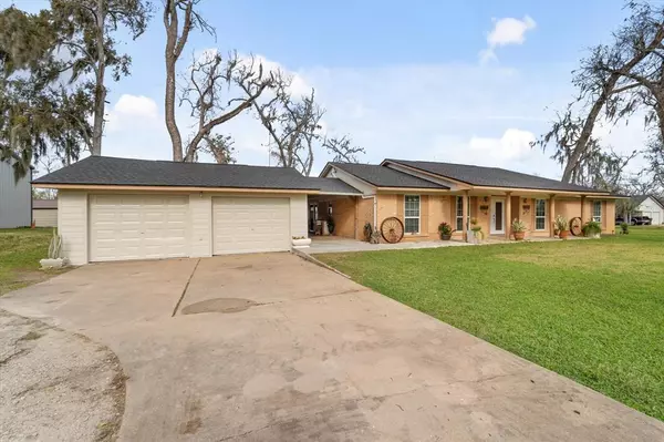 400 Pecan Estates RD #C616R, Angleton, TX 77515