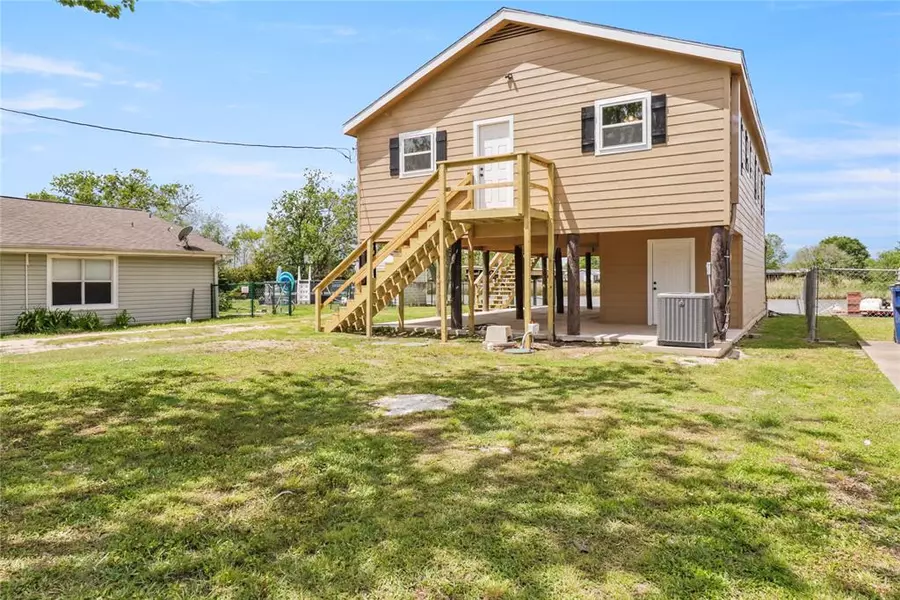 143 Bastrop Bayou DR, Angleton, TX 77515