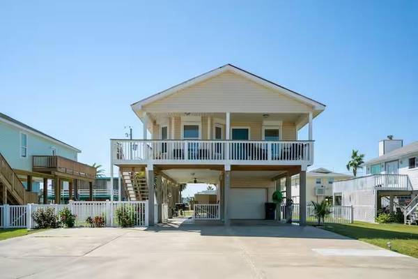 4106 Reeves DR, Galveston, TX 77554