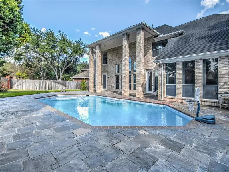 10 Grassy KNLS, Sugar Land, TX 77479