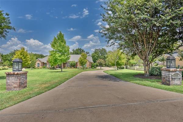 3100 Rolling Valley LN, Brenham, TX 77833