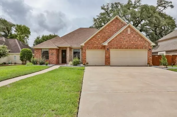 213 Canyon Oak DR, Lake Jackson, TX 77566