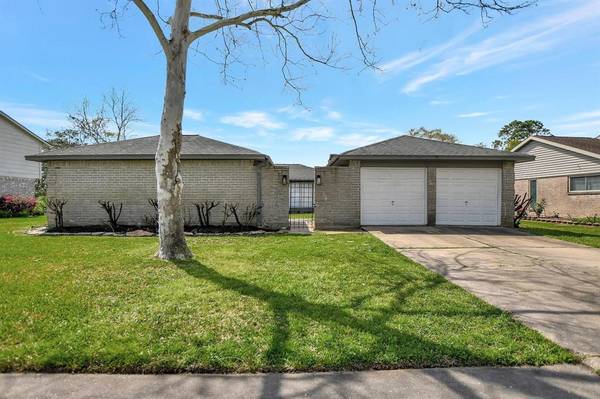 632 E Castle Harbour DR, Friendswood, TX 77546