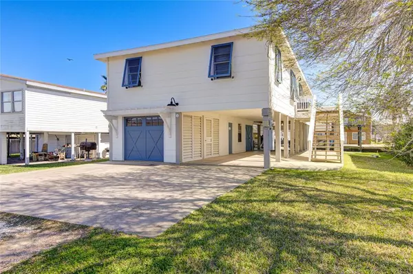 2 Highland DR, Hitchcock, TX 77563