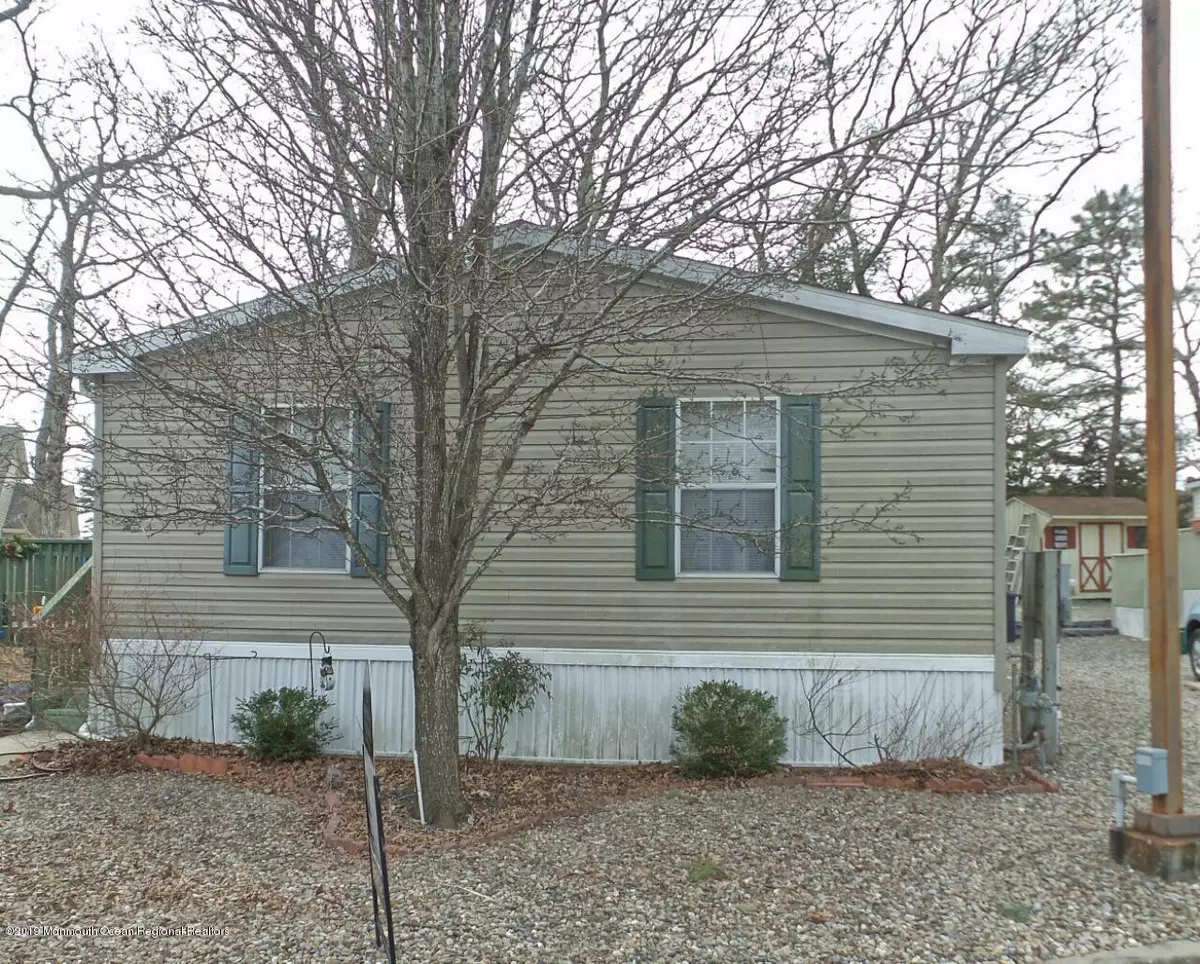 Manahawkin, NJ 08050,19 Oak Tree Lane