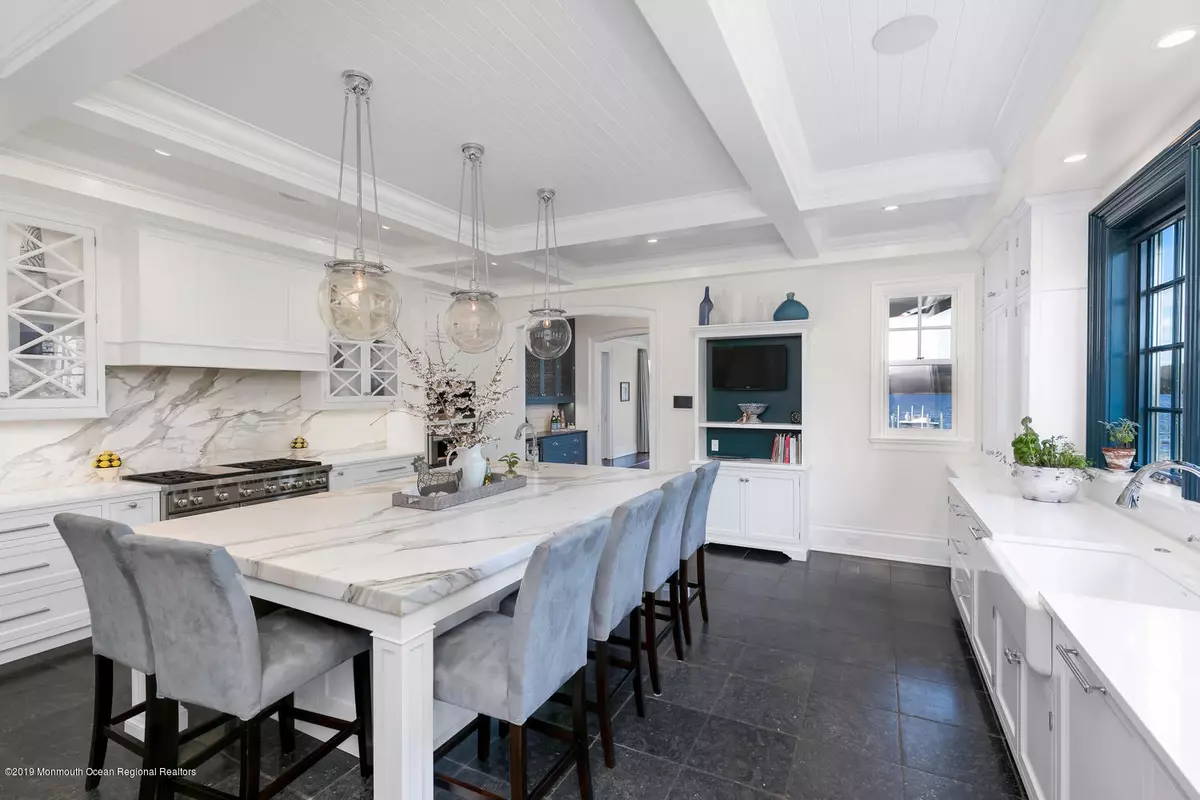 Rumson, NJ 07760,70 E River Road