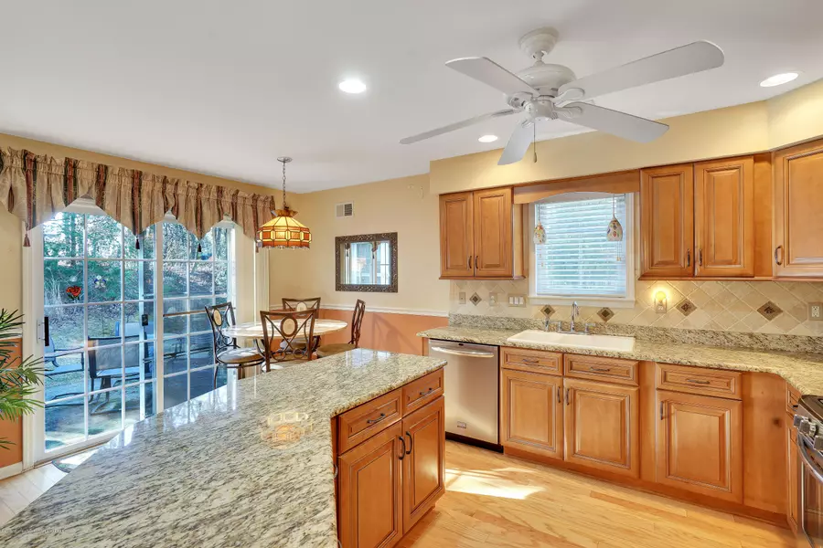 18 Strawberry Lane, Lakewood, NJ 08701