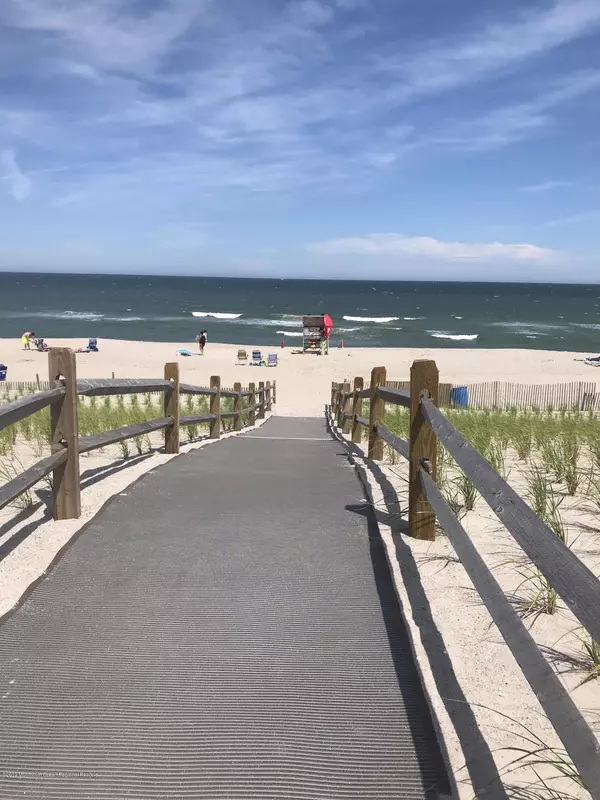 Mantoloking, NJ 08738,438 Route 35 #1204