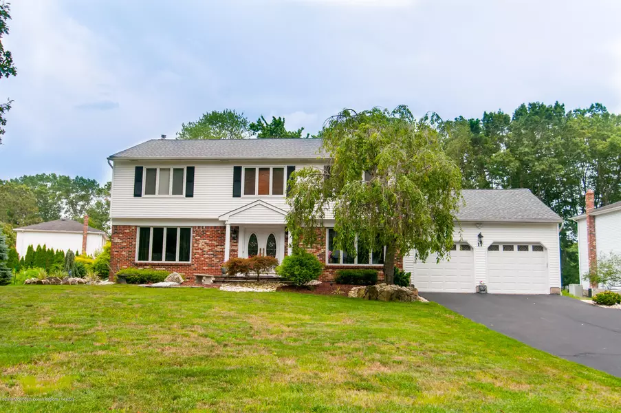 17 Blackfoot Drive, Manalapan, NJ 07726