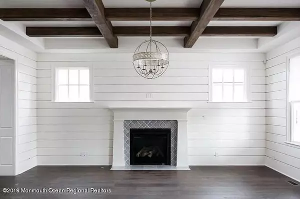 Rumson, NJ 07760,5 Maple Avenue