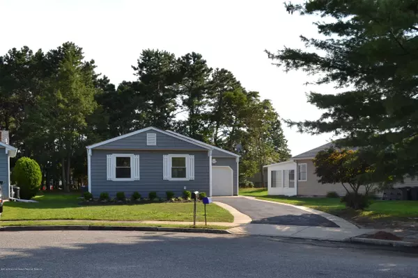 18 Kinkora Court E, Toms River, NJ 08757