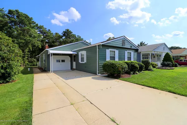 49 Chesterfield Lane, Toms River, NJ 08757