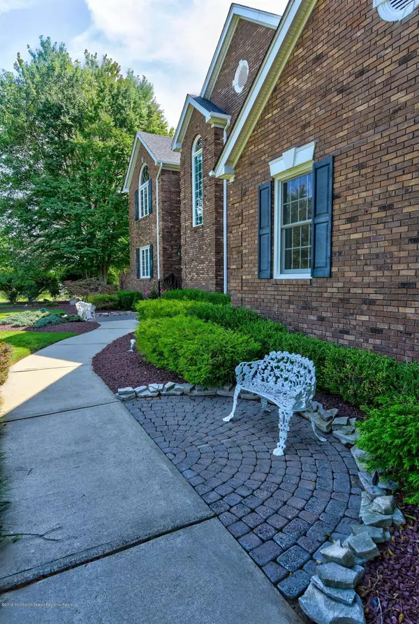 Manalapan, NJ 07726,7 Lauren Court