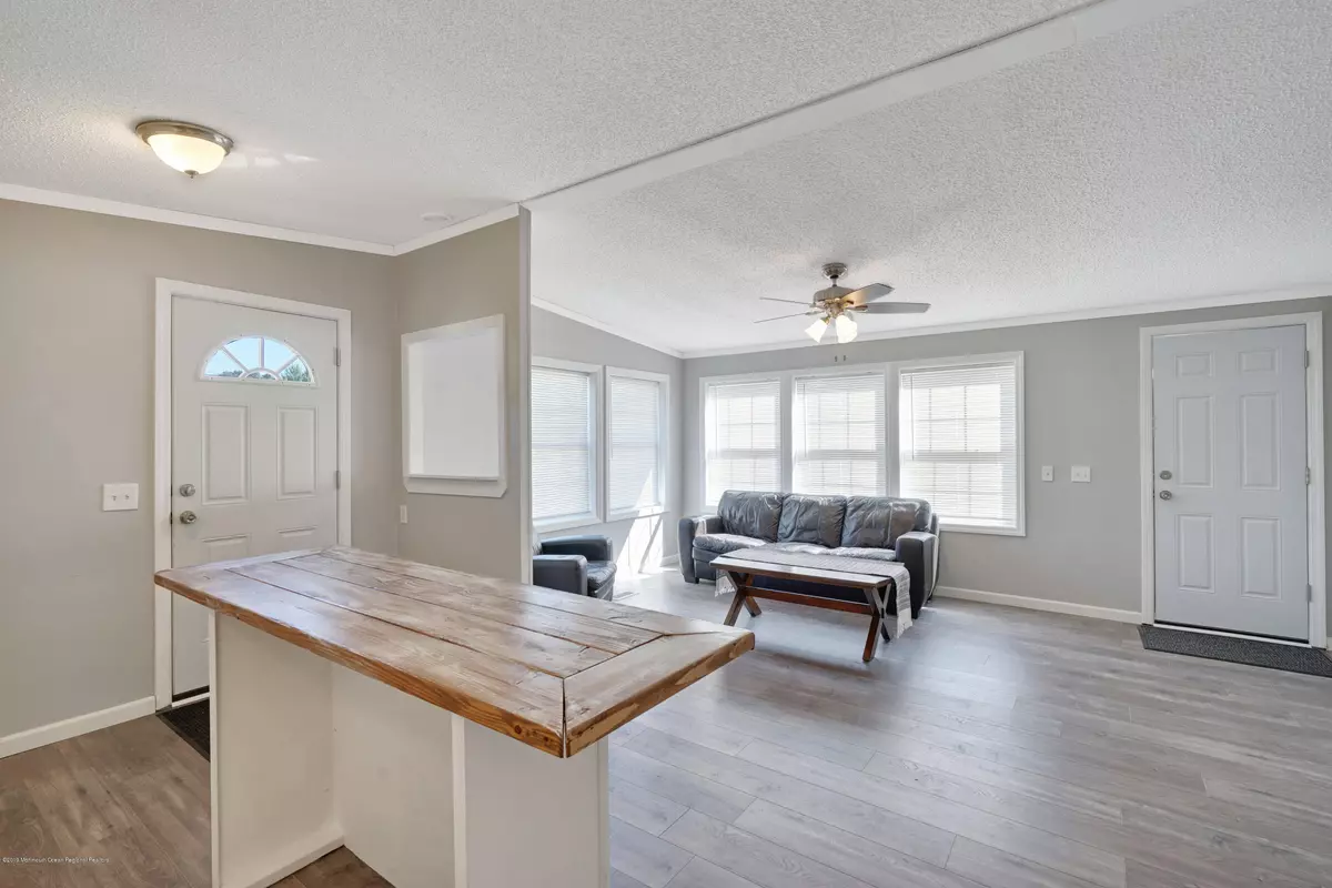 Wall, NJ 07719,1820 Highway 35 ##37