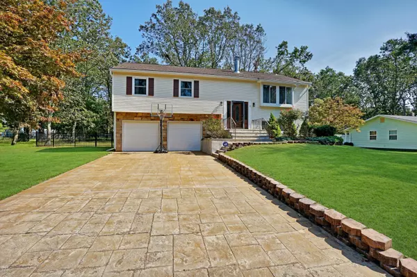 Jackson, NJ 08527,8 New Castle Court