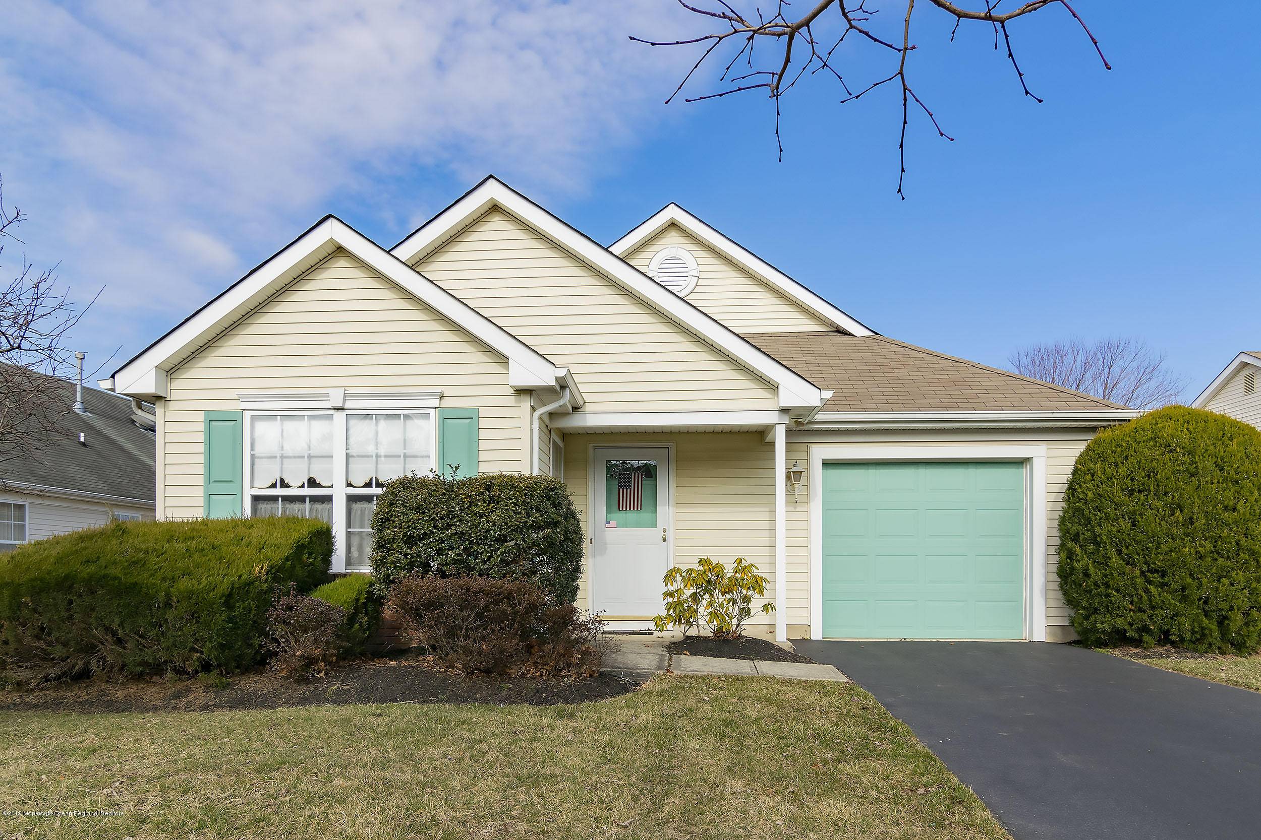 10 Valley Stream Lane, Lakewood, NJ 08701