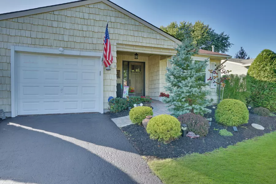 11 Lansdale Drive, Marlboro, NJ 07746