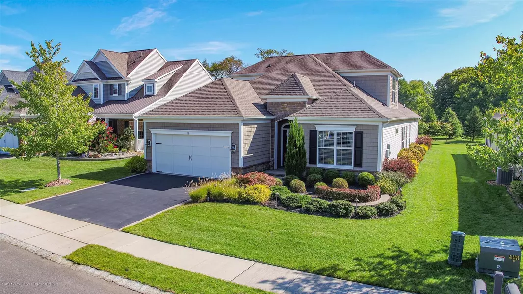 18 E Black Heath Court, Farmingdale, NJ 07727