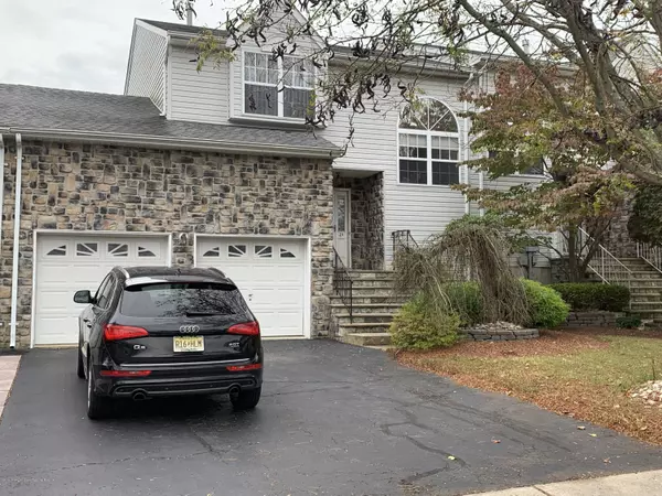 Marlboro, NJ 07746,35 Hummingbird Court