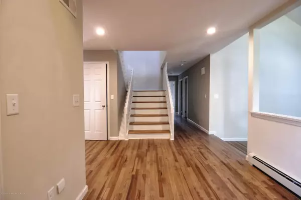 Hazlet, NJ 07730,364 Middle Road