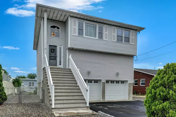 20 Lagoon Drive W, Toms River, NJ 08753