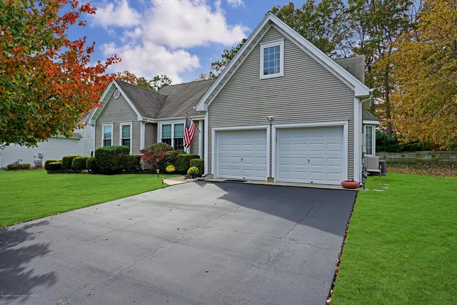 19 Crown Circle, Lakewood, NJ 08701