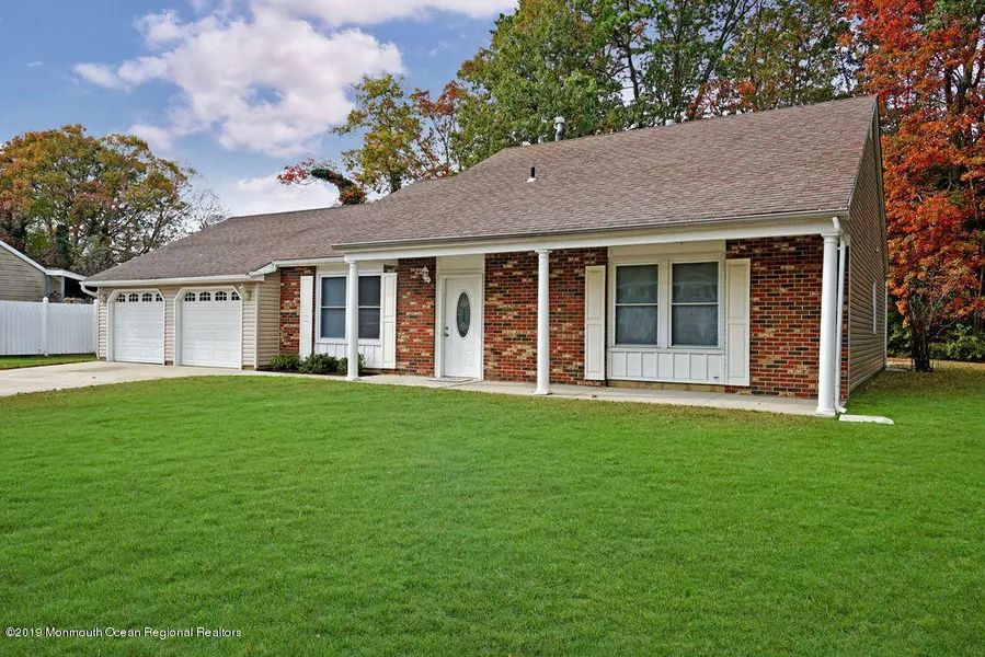 33 Oak Glen Road, Toms River, NJ 08753