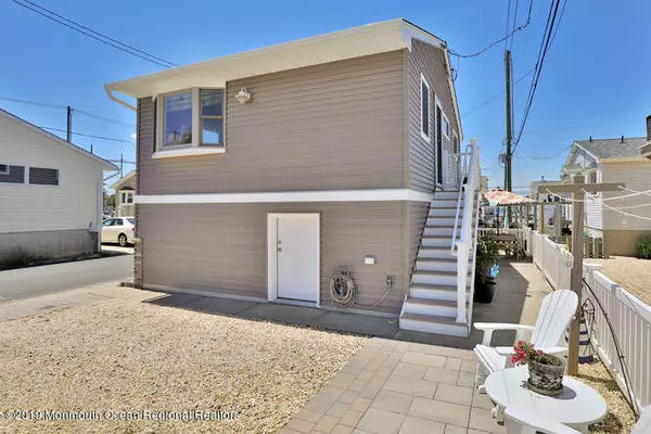 Lavallette, NJ 08735,120 W Bayberry Way