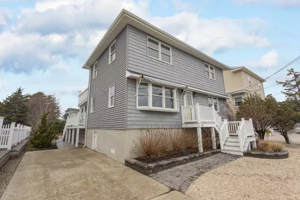 Surf City, NJ 08008,413 N Barnegat Avenue