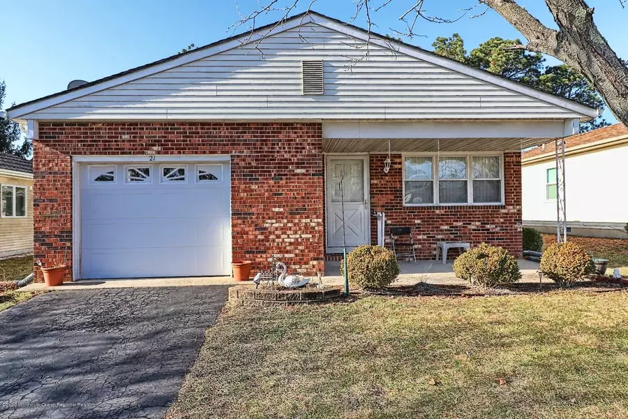 21 Chateux Lane, Toms River, NJ 08757
