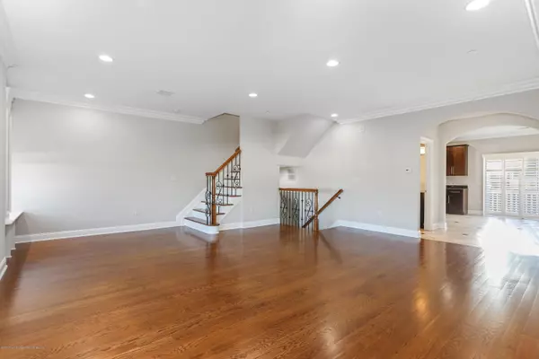 Aberdeen, NJ 07747,6 White Oak Lane