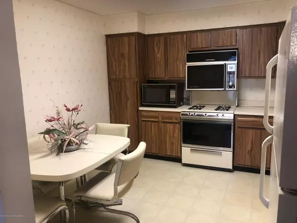 North Brunswick, NJ 08902,386 Willowbrook Drive