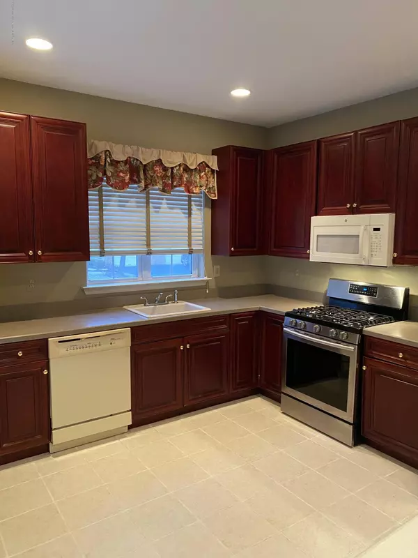 Holmdel, NJ 07733,99 Banyan Boulevard