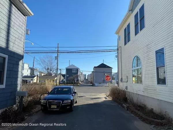 Lavallette, NJ 08735,104 W Shore Way