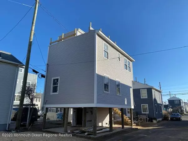 Lavallette, NJ 08735,104 W Shore Way