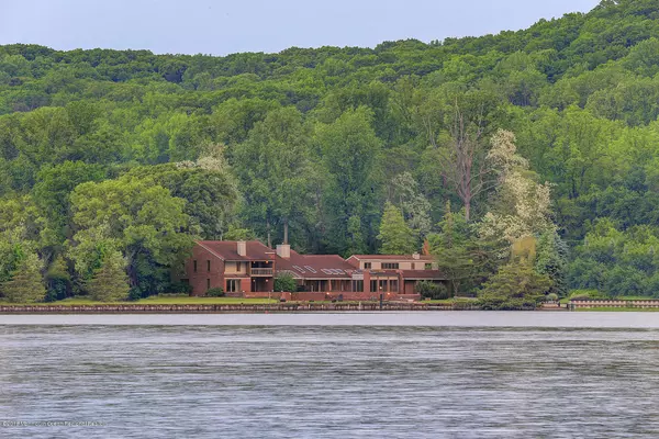 Rumson, NJ 07760,16 Clay Court