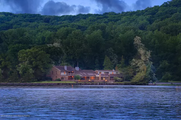 Rumson, NJ 07760,16 Clay Court