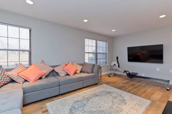 Aberdeen, NJ 07747,303 Wellington Place