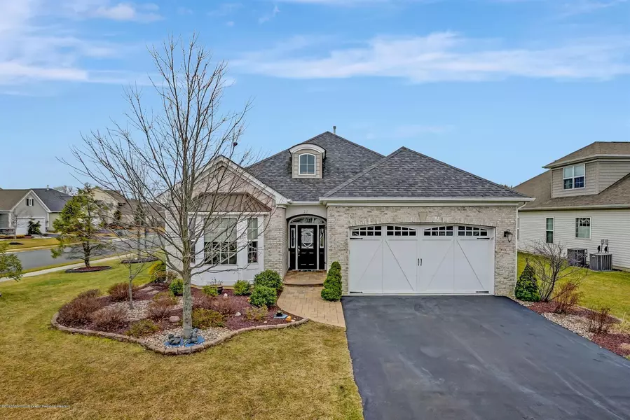 27 E Bosworth Boulevard, Farmingdale, NJ 07727