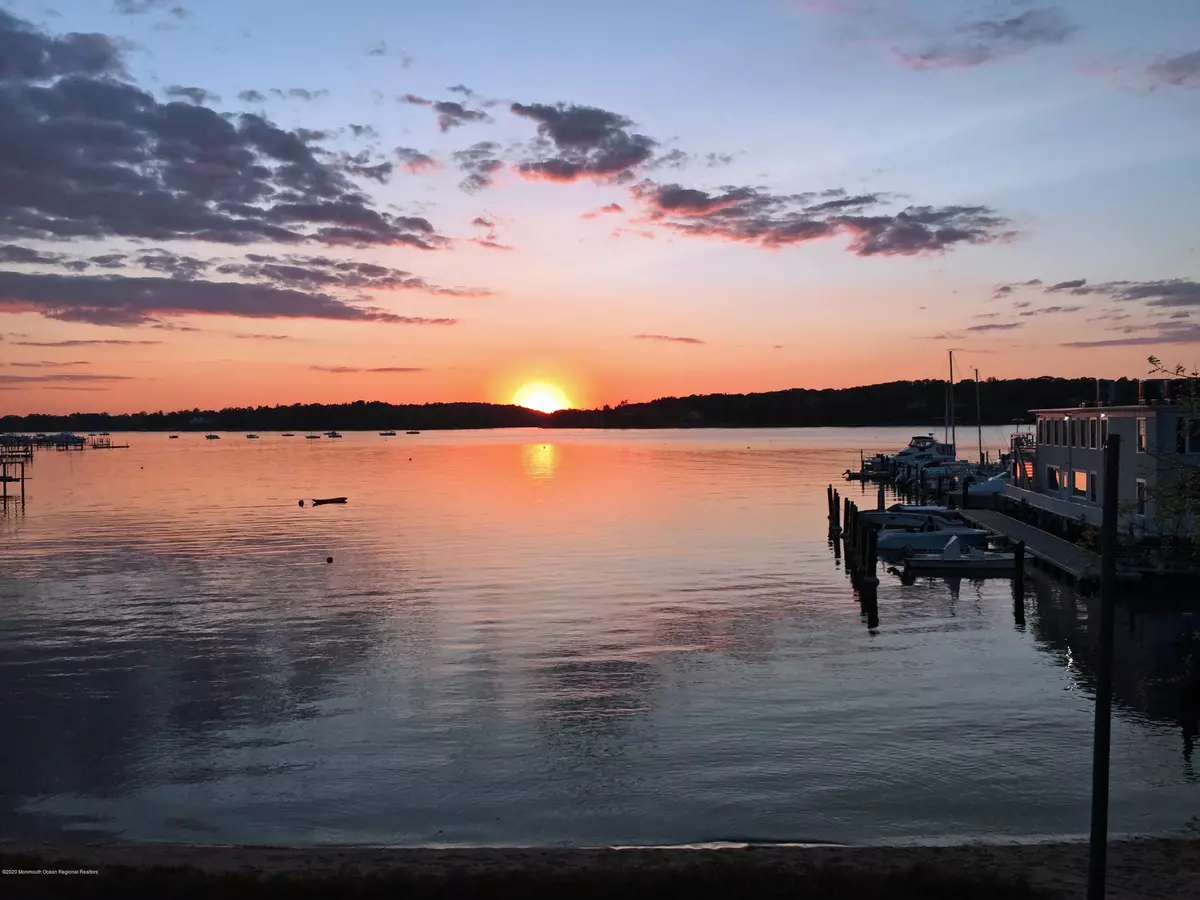 Fair Haven, NJ 07704,923 River Road