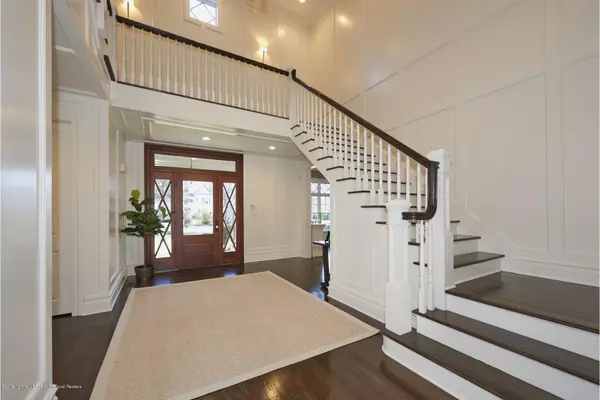 Rumson, NJ 07760,8 Heathcliff Road