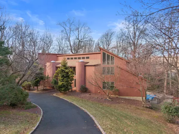 22 Highpoint Road, Holmdel, NJ 07733