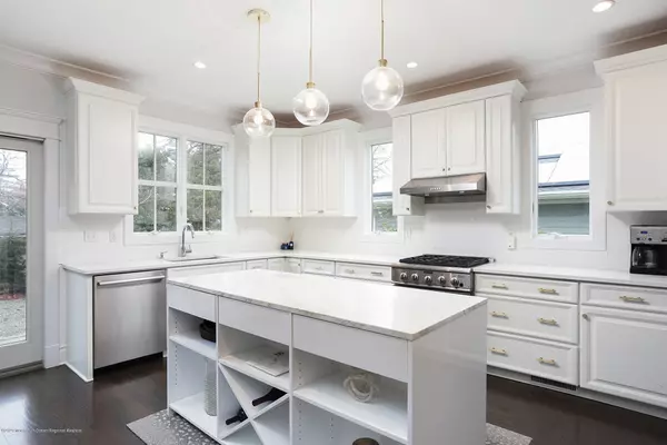 Rumson, NJ 07760,25 Bay Street
