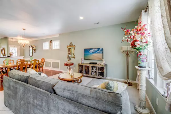Farmingdale, NJ 07727,1 W Fontaine Way