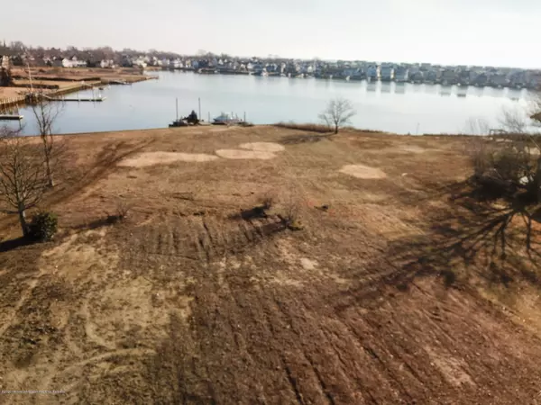 Rumson, NJ 07760,3 Oyster Bay Drive
